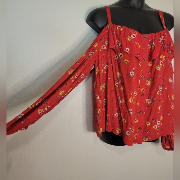 New maurices size 2x red floral off shoulders top - Picture 2 of 7